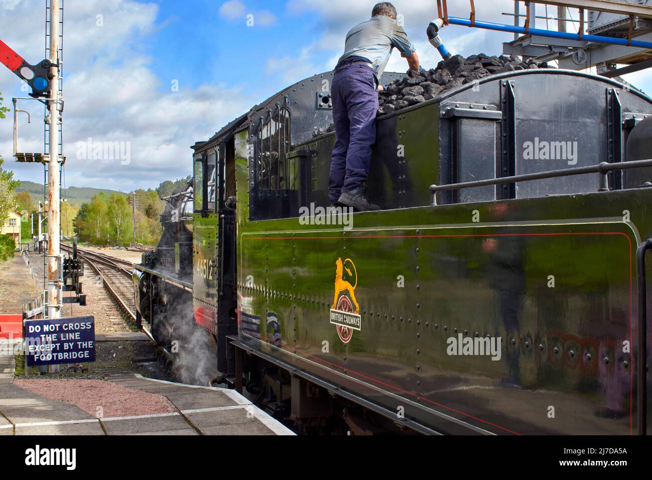STRATHSPEY, NAVE FERROVIARIA DELLA STAZIONE DI GARTEN SCOZIA CHE CONTROLLA LA FORNITURA DI CARBONE SUL TRENO A VAPORE Foto Stock