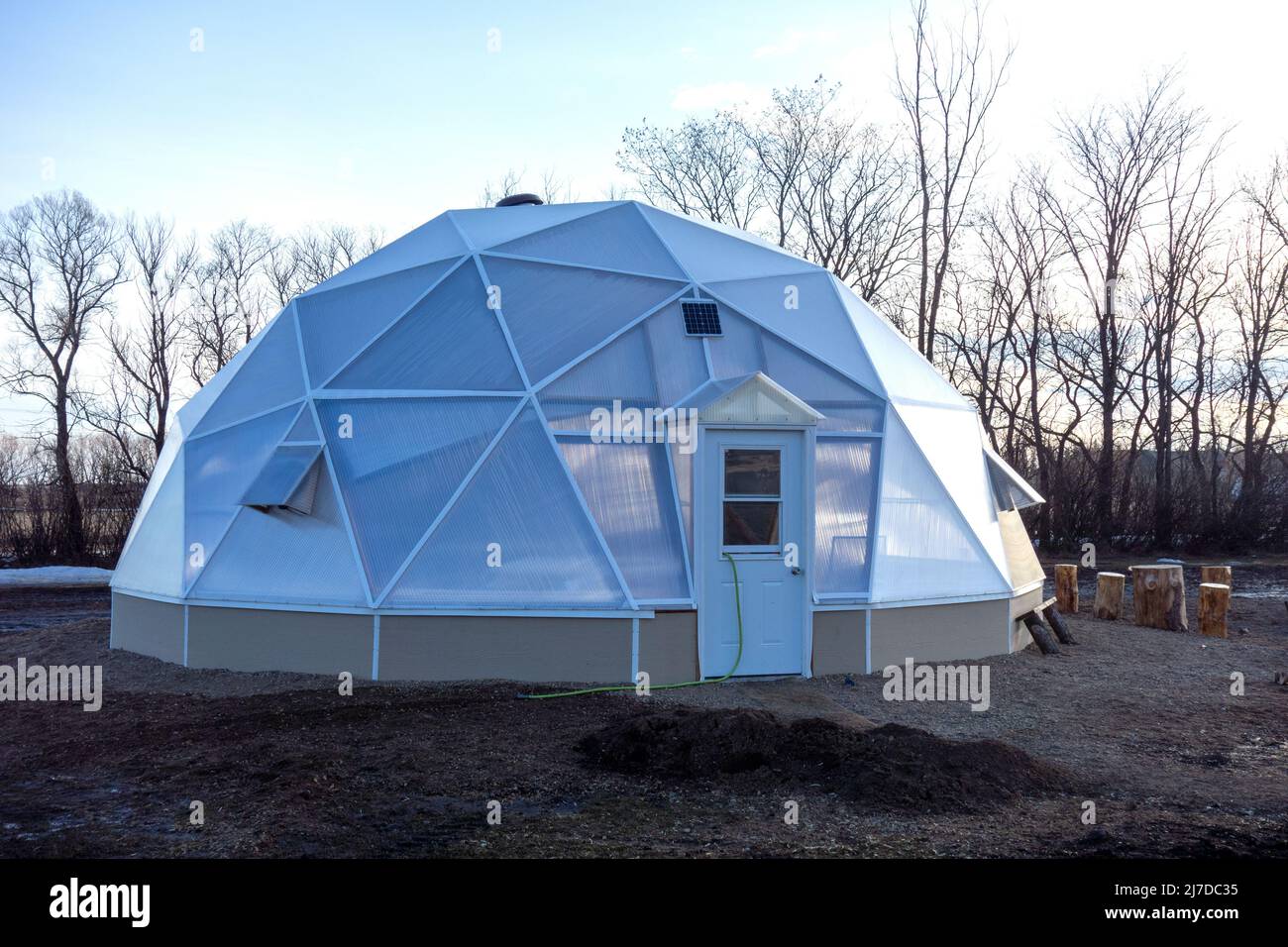 La cupola di giardinaggio geodetica serve come aula fuori dalla Churchbridge Public School a Churchbridge, Saskatchewan, Canada. Foto Stock