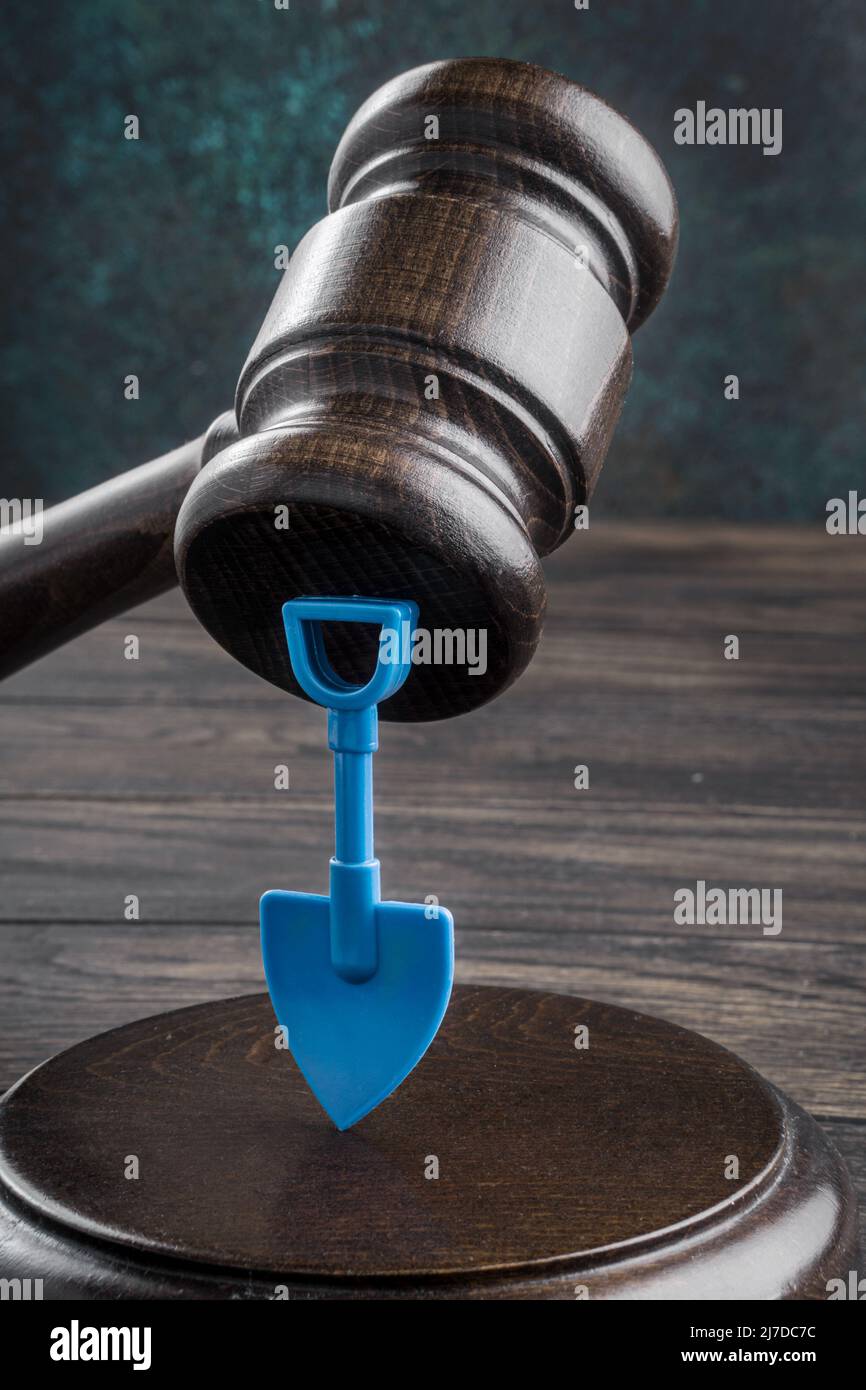 Pala in plastica per gavel e giocattoli. Legislazione in materia di protezione del lavoro, legislazione in materia di protezione del lavoro Foto Stock