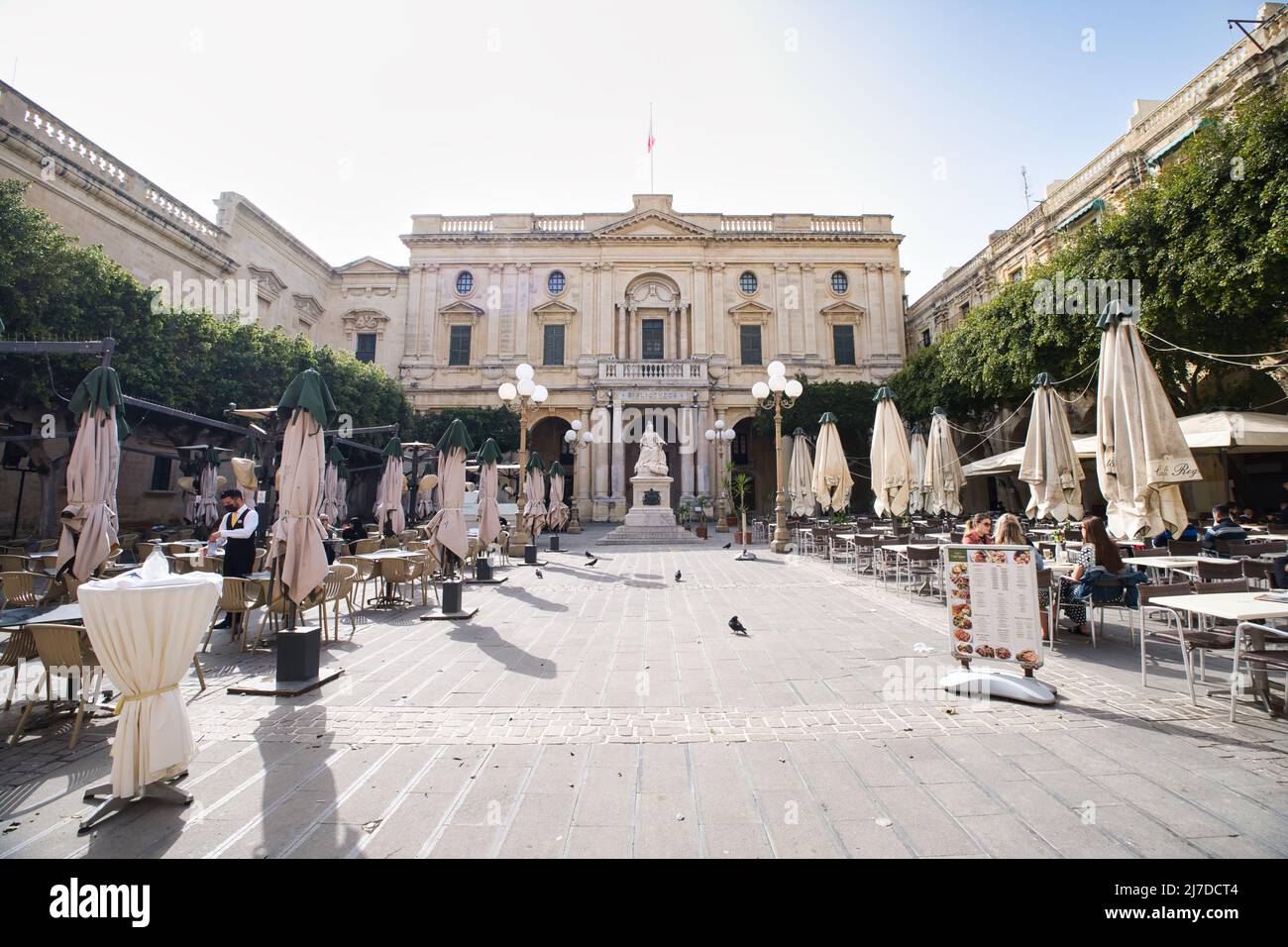Vista della statua della Regina Vittoria in Piazza della Repubblica a la Valletta Foto Stock
