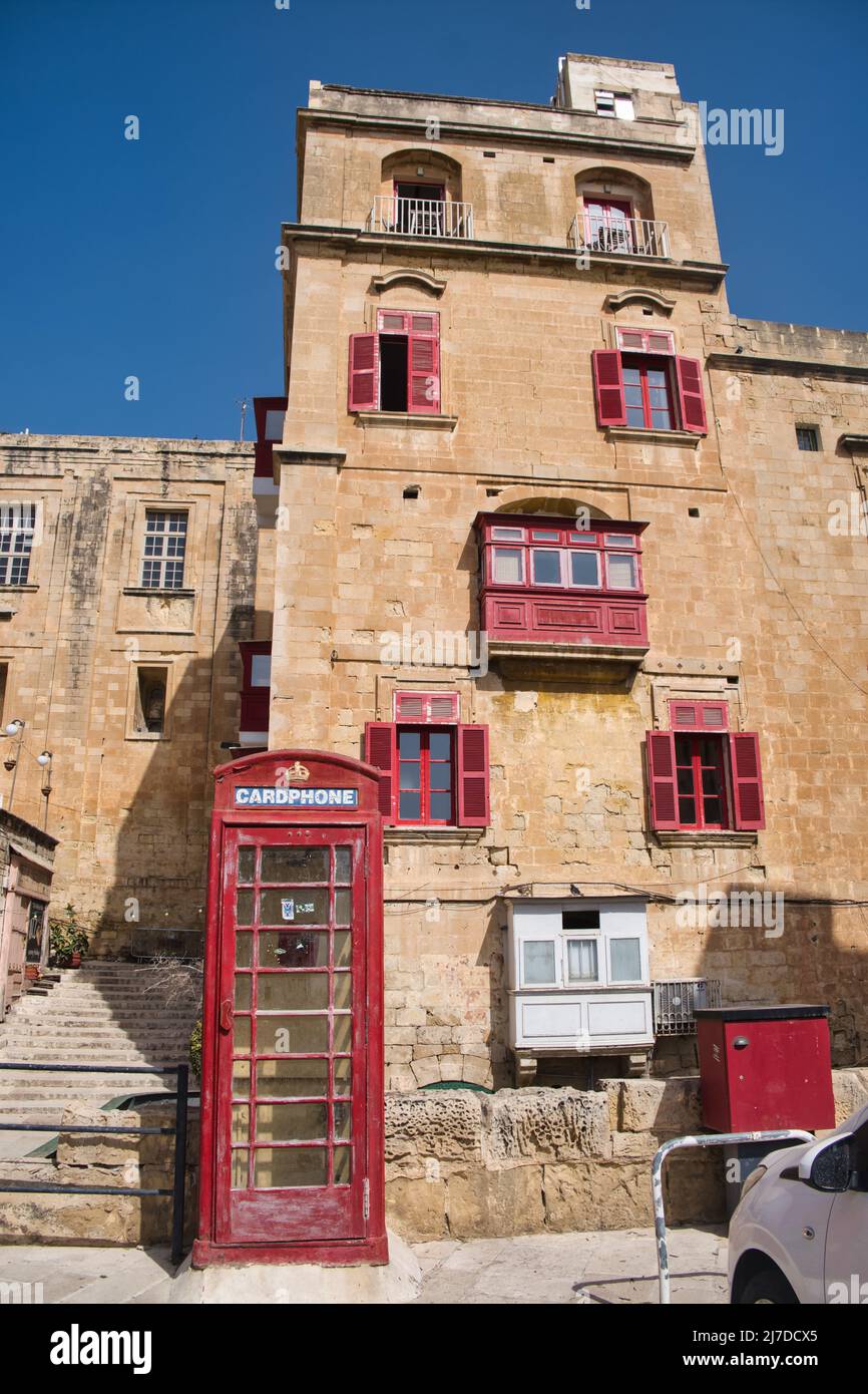 Vista sui caratteristici balconi chiusi in legno della Valletta Foto Stock