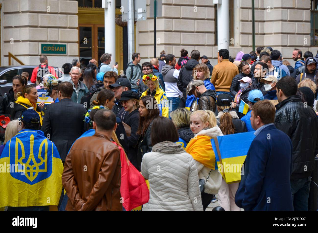 Centinaia di persone si riuniscono al Bowling Green Park di New York per stare in solidarietà con l'Ucraina il 8 maggio 2022. Foto Stock