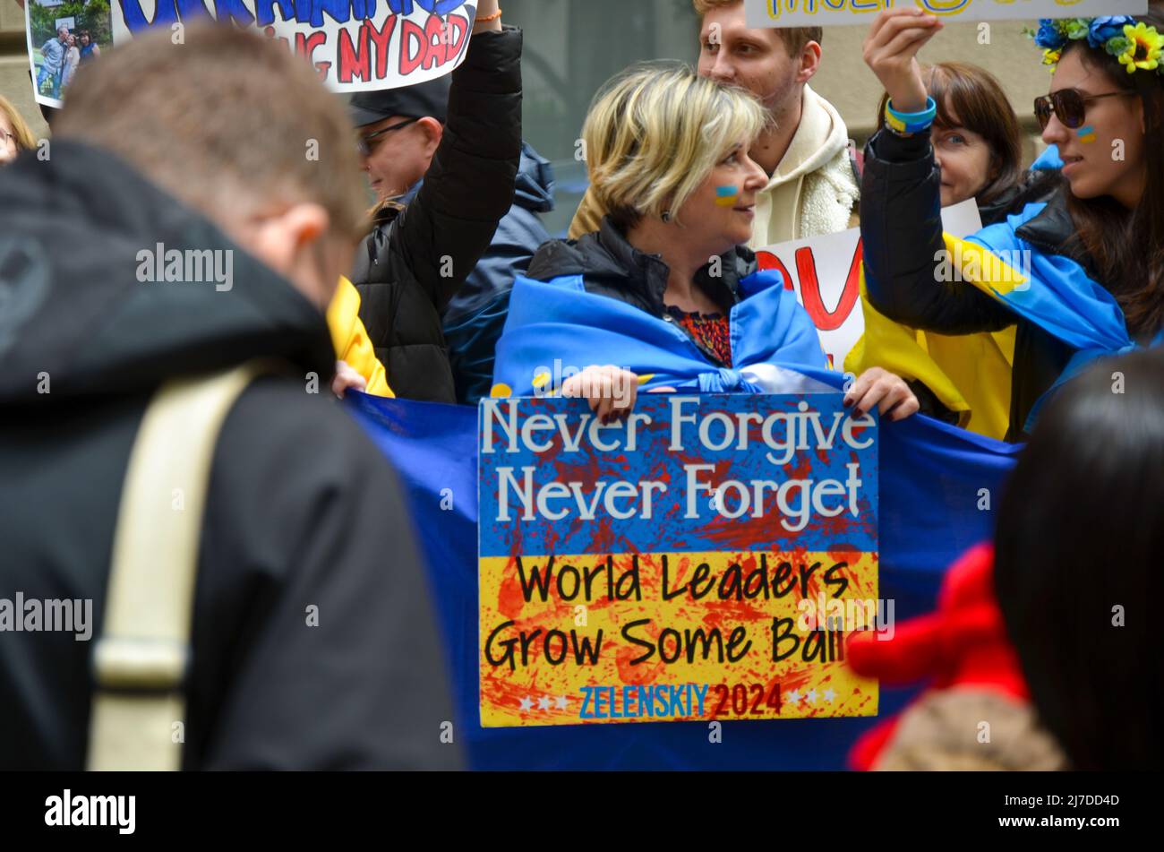 Centinaia di persone si riuniscono al Bowling Green Park di New York per stare in solidarietà con l'Ucraina il 8 maggio 2022. Foto Stock