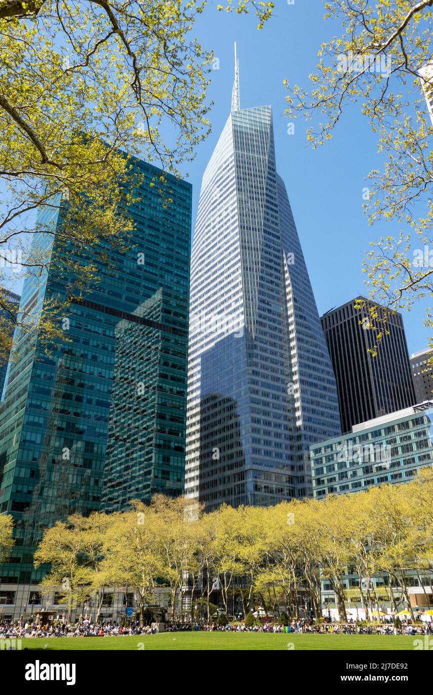 Salesforce e Bank of America Tower si affacciano sul Bryant Park in primavera, New York City, USA 2022 Foto Stock
