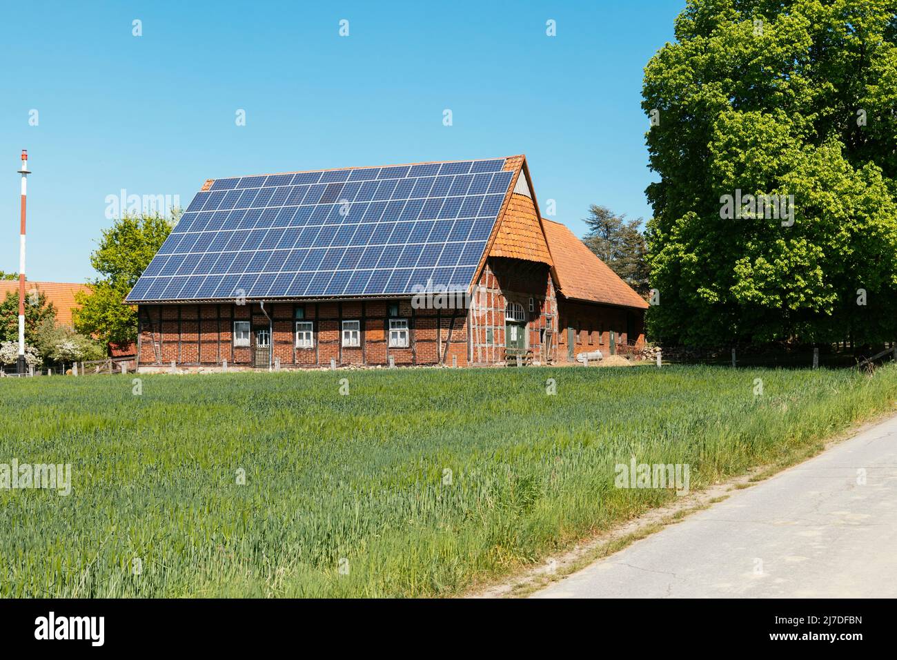 Pannelli solari sul tetto un vecchio casale a graticcio vicino Petershagen in Est-Westfalia (Germania) Foto Stock