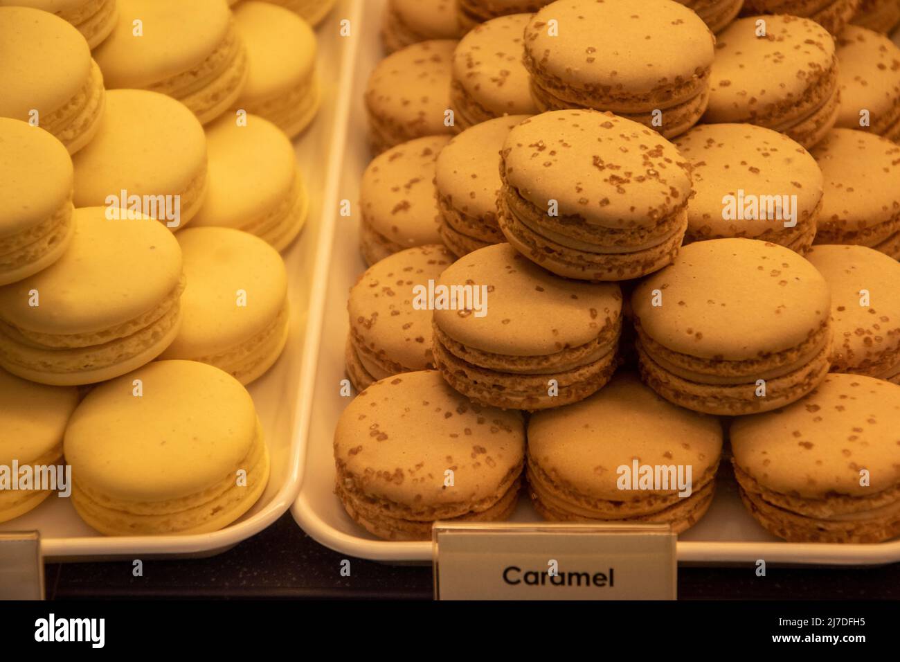 Un macaron o un maccherone francese in vendita presso il mercato notturno di Vienna (Nachtmarkt). Foto Stock