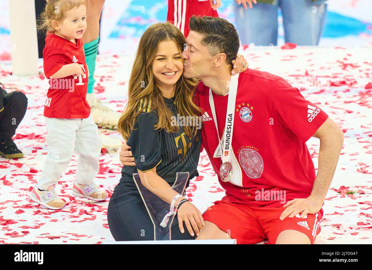 Monaco di Baviera, Germania. 08/05/2022, cerimonia dei vincitori con bacio di Robert LEWANDOWSKI, FCB 9 per Anna, moglie di Robert LEWANDOWSKI, FCB 9 nella partita FC BAYERN München - VFB STUTTGART 2-2 1.German Football League il 08 maggio 2022 a Monaco di Baviera, Germania. Stagione 2021/2022, giorno d'inizio 33, 1.Bundesliga, München, 33.Spieltag. FCB, © Peter Schatz / Alamy Live News - LE NORMATIVE DFL VIETANO L'USO DI FOTOGRAFIE come SEQUENZE DI IMMAGINI e/o QUASI-VIDEO - Foto Stock