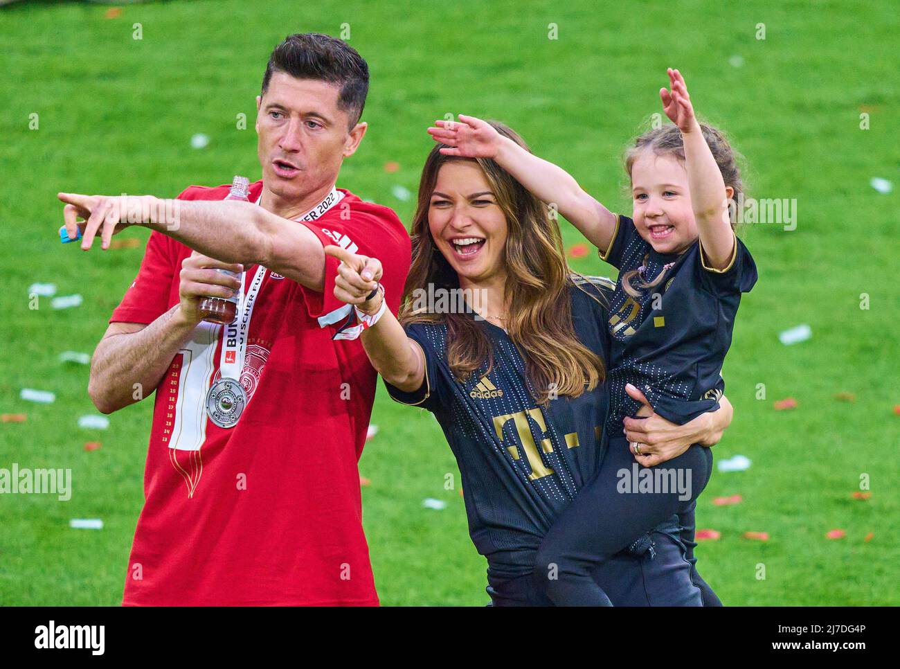Monaco di Baviera, Germania. 08/05/2022, cerimonia dei vincitori con Robert LEWANDOWSKI, FCB 9 con Anna, moglie di Robert LEWANDOWSKI, FCB 9 con figlia nella partita FC BAYERN München - VFB STUTTGART 2-2 1.German Football League il 08 maggio 2022 a Monaco di Baviera, Germania. Stagione 2021/2022, giorno d'inizio 33, 1.Bundesliga, München, 33.Spieltag. FCB, © Peter Schatz / Alamy Live News - LE NORMATIVE DFL VIETANO L'USO DI FOTOGRAFIE come SEQUENZE DI IMMAGINI e/o QUASI-VIDEO - Foto Stock