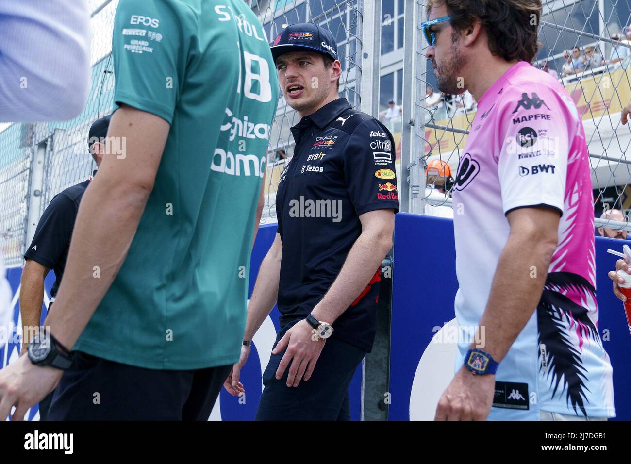 Il pilota messicano di Formula uno Sergio Pérez della Red Bull Racing arriva per la sfilata dei piloti durante la Formula uno Grand Prix​ di Miami all'Autodromo Internazionale di Miami Gardens, Florida, domenica 8 maggio 2022. Foto di Greg Nash/UPI Foto Stock