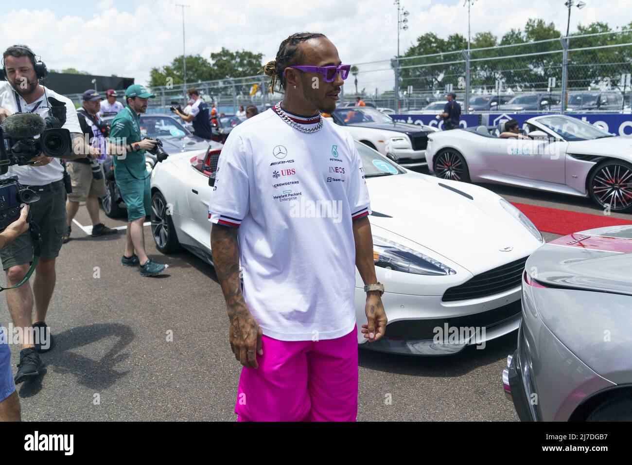 Il pilota britannico di Formula uno Lewis Hamilton della Mercedes-AMG Petronas arriva per la sfilata dei piloti durante la Formula uno Grand Prix​ di Miami all'Autodromo Internazionale di Miami Gardens, Florida, domenica 8 maggio 2022. Foto di Greg Nash/UPI Foto Stock