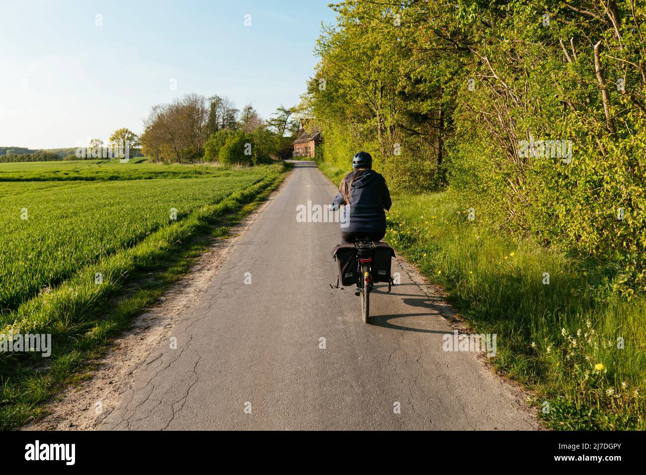Donna su una e-bike su una strada rurale vicino Petershagen-Bierde Foto Stock