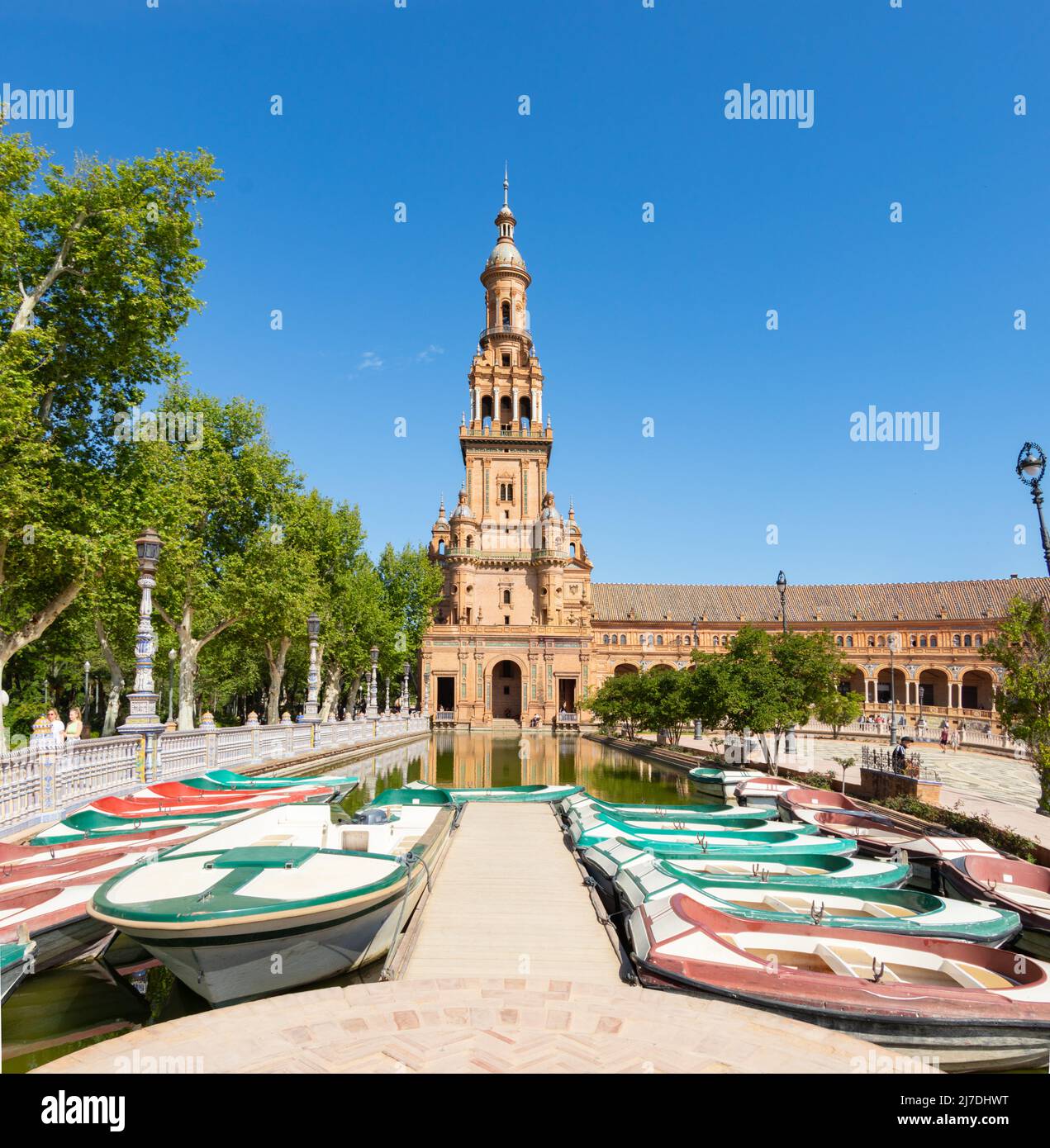 Vista su Plaza de Espana con barche sul canale di siviglia Sevilla Spagna Foto Stock