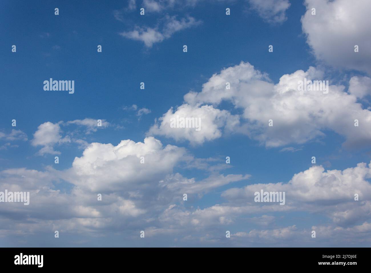 Cielo parzialmente nuvoloso dal ponte della nave da crociera Marella Explorer II, Mar dei Caraibi, Antille grandi, Caraibi Foto Stock