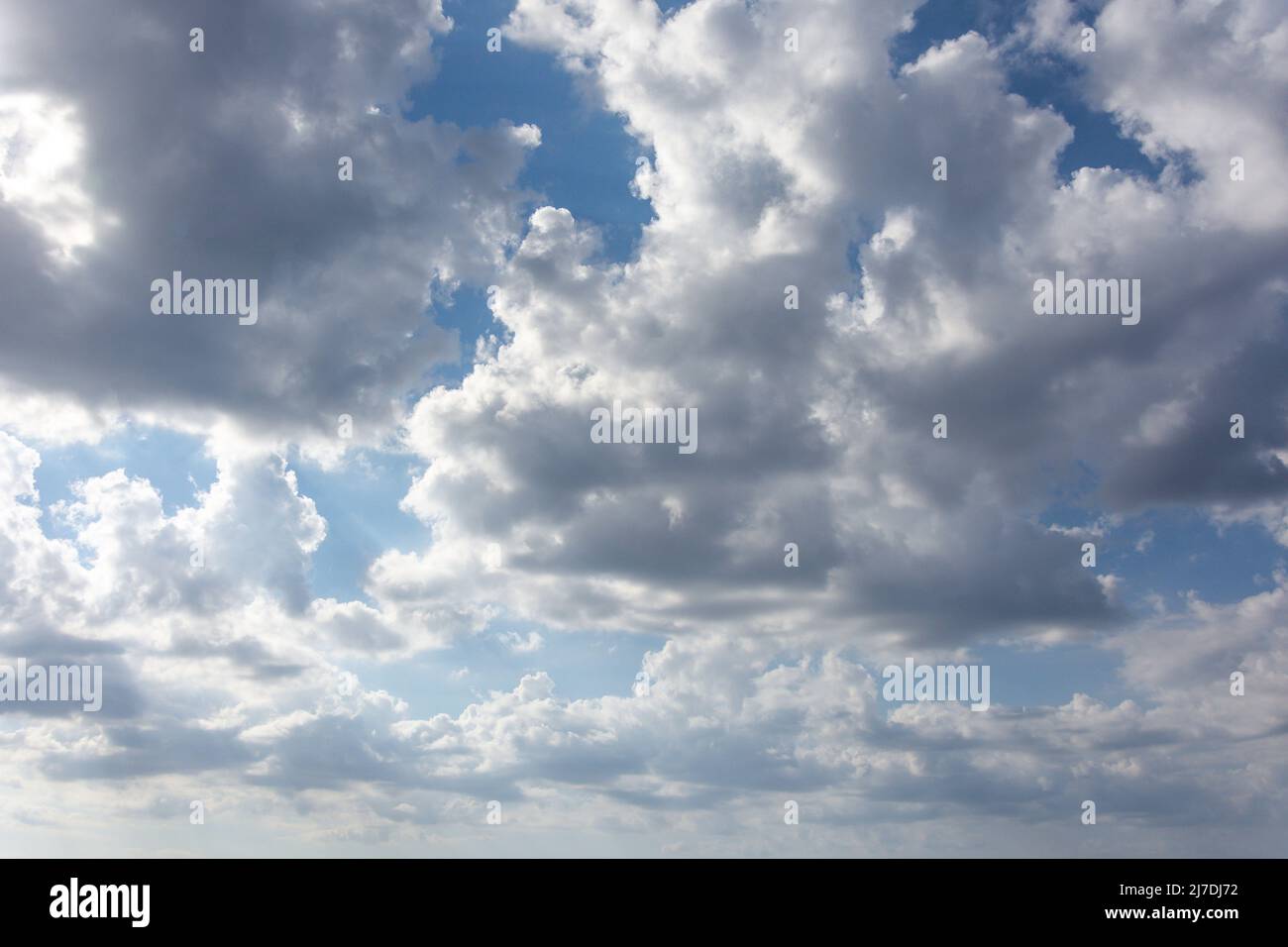 Cielo parzialmente nuvoloso dal ponte della nave da crociera Marella Explorer II, Mar dei Caraibi, Antille grandi, Caraibi Foto Stock