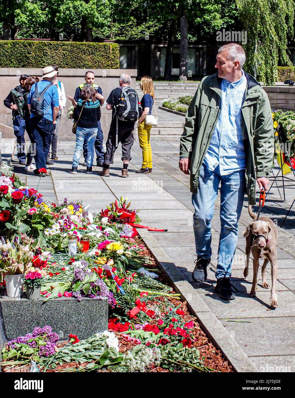 Varsavia, Varsavia, Polonia: 8 maggio 2022, Una donna con fiori allo Schonholzer Heide (Memoriale sovietico) dopo un incontro pacifico il giorno della Vittoria in Europa (VE) tenuto in Germania e in altre parti d'Europa il 8th maggio per coincidere con l'anniversario della Germania che firma un atto di resa militare. La Russia celebra la sconfitta del regime nazista, la Giornata della Vittoria, il 9th maggio, segnando la fine della seconda guerra mondiale nel 1945. (Credit Image: © Bianca Otero/ZUMA Press Wire) Foto Stock