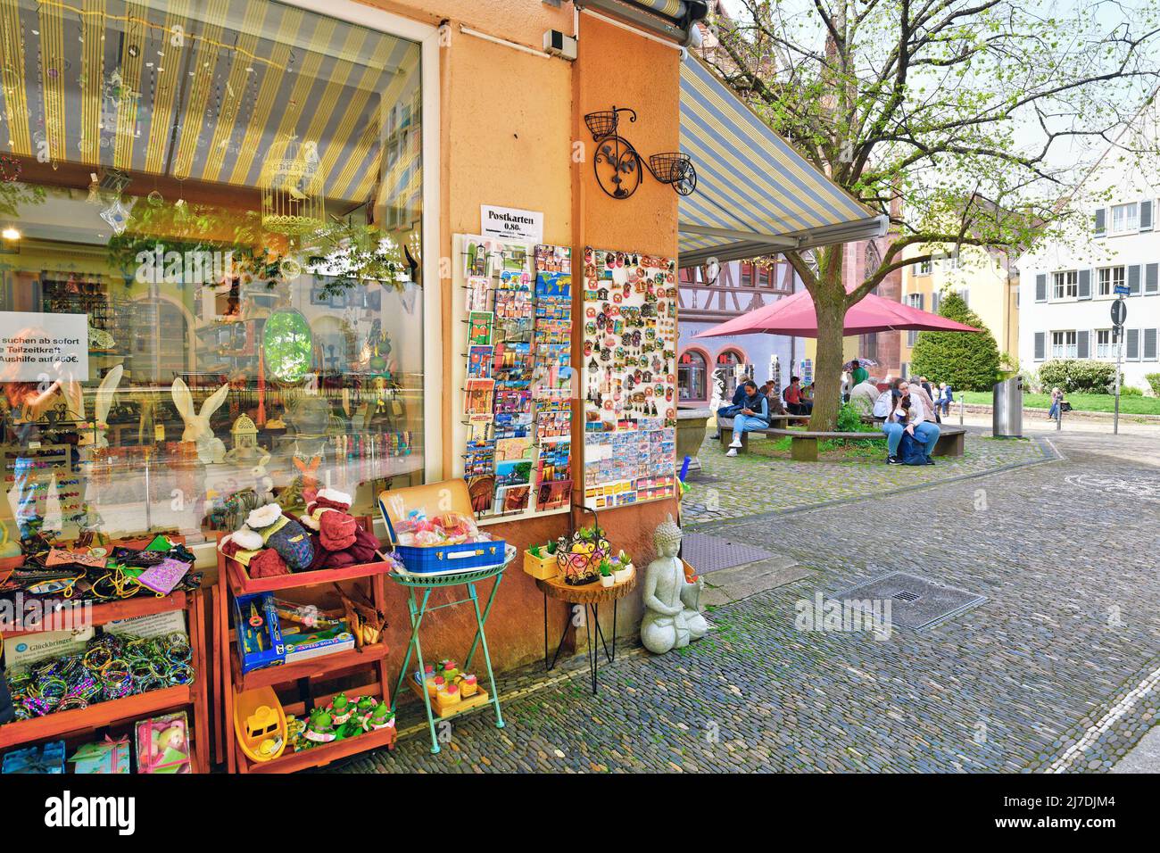 Friburgo, Germania - Aprile 2022: Negozio di souvenir con cartoline locali e magneti da frigorifero Foto Stock