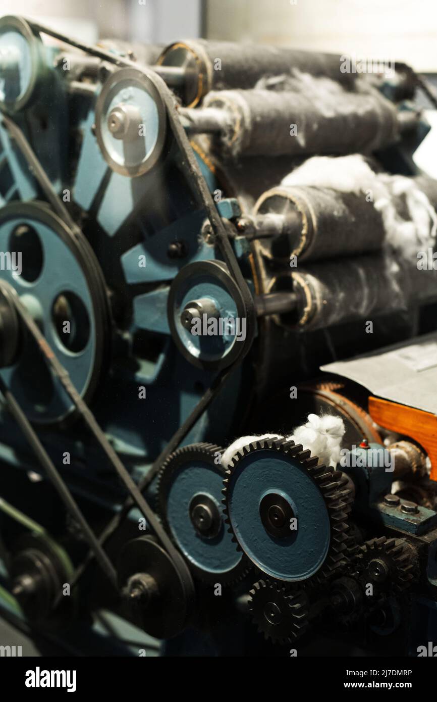 Meccanismo di primo piano di una macchina per la produzione di tessuti. Foto Stock