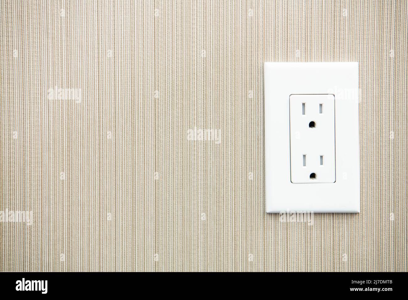 American System Electric Wall Outlet e Modern Vinyl Wallpaper. Spazio copia lato sinistro. Foto Stock