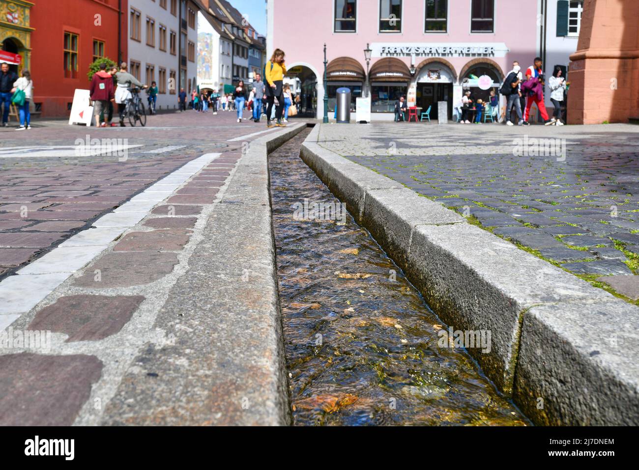 Friburgo, Germania - Aprile 2022: Torrente chiamato 'Bächle', piccole pioli d'acqua che conducono attraverso il centro storico della città Foto Stock