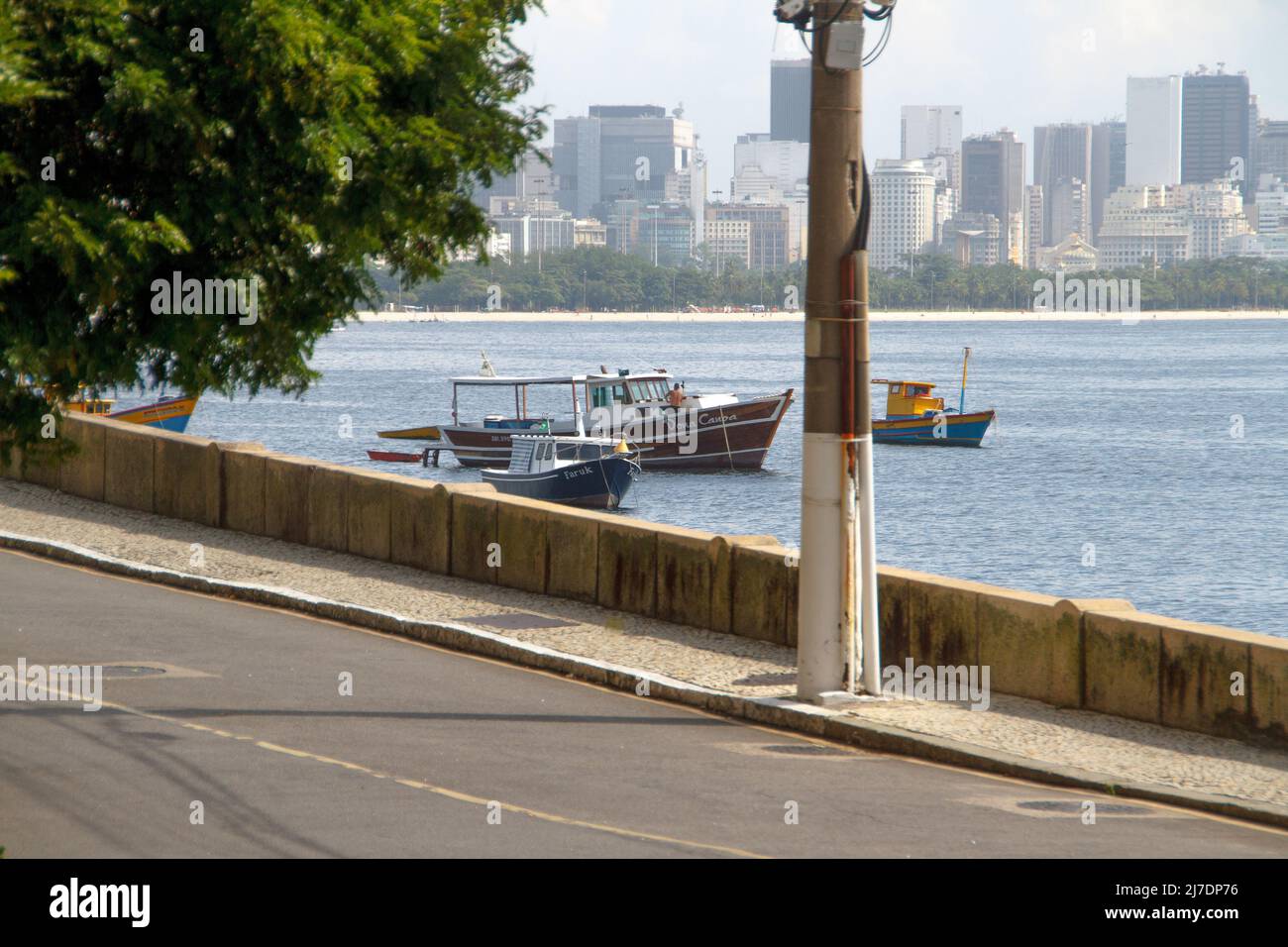 Barche a Guanabara Bay, visto da Mureta da Urca a Rio de Janeiro, Brasile - 10 aprile 2022: Barche ormeggiate a Guanabara Bay, visto da Urca vicinato Foto Stock
