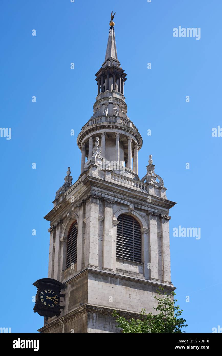 La torre della chiesa di St Mary-le-Bow a Cheapside, nella città di Londra, Regno Unito Foto Stock