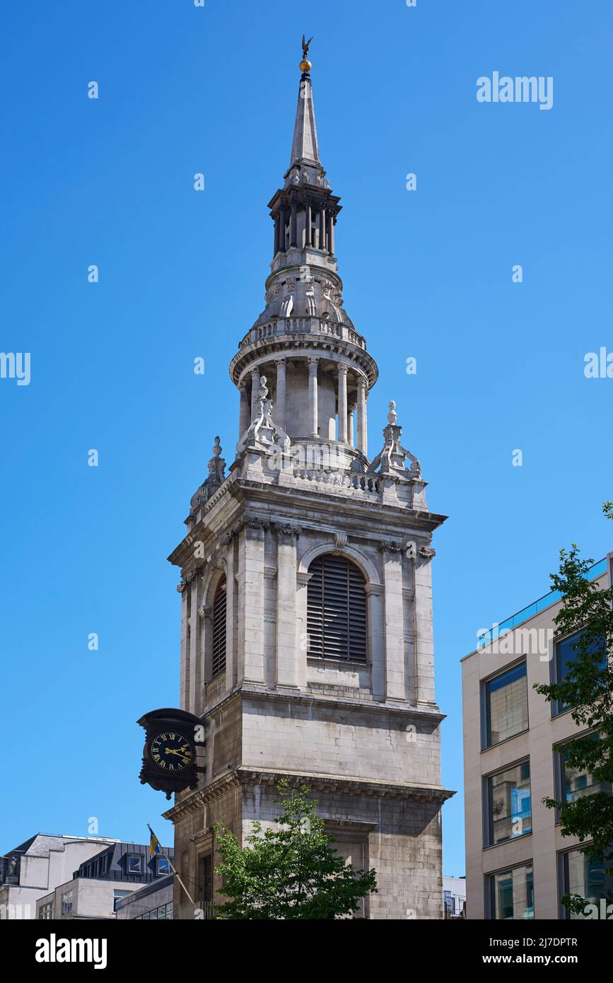 La torre di St Mary-le-Bow a Cheapside nella città di Londra, nel sud-est dell'Inghilterra Foto Stock