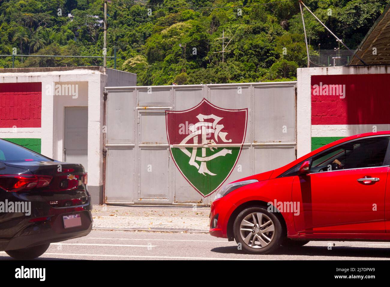 Scudo di Fluminense Futebol Clube a Rio de Janeiro Brasile - 22 gennaio 2022: Scudo di Fluminense al cancello del club nel quartiere di Laranjeiras Foto Stock