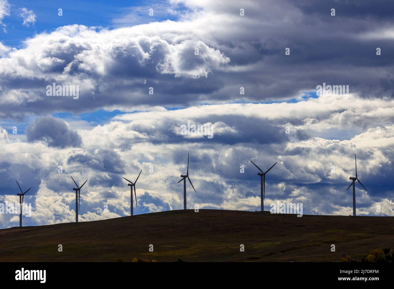 Una turbina eolica è un dispositivo che converte l'energia cinetica del vento in energia elettrica in impianti noti come parchi eolici. Foto Stock