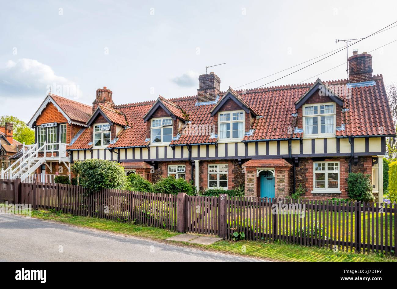 Una scatola di segnale semi-staccata alla fine di una fila di cottage fuori dalla stazione reale chiusa a Wolferton sulla tenuta di Sandringham, Norfolk. Foto Stock