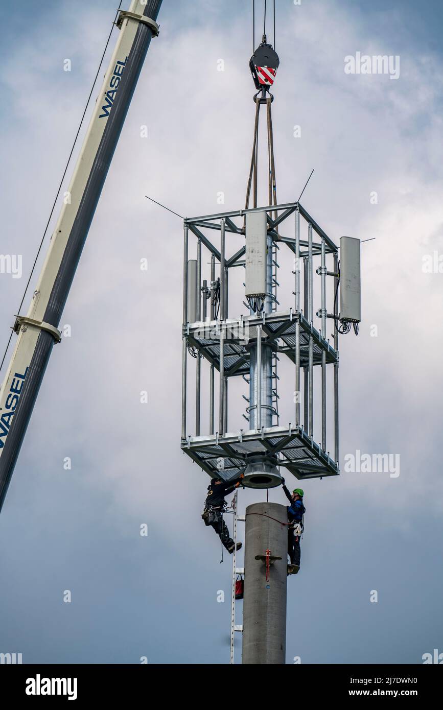 Montaggio, costruzione di un trasmettitore radio mobile 5G, palo, internet veloce, Düsseldorf, NRW, Germania Foto Stock