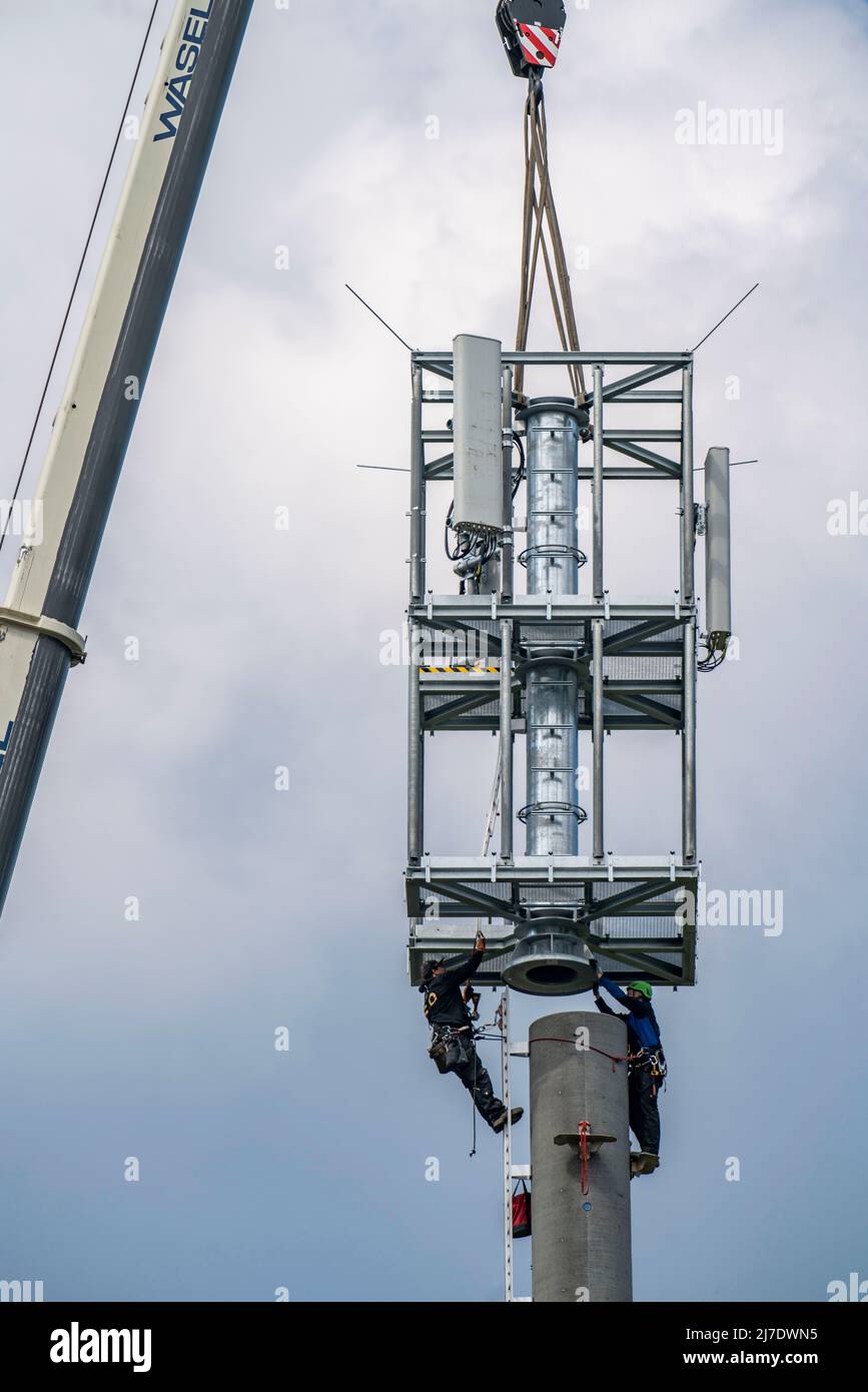 Montaggio, costruzione di un trasmettitore radio mobile 5G, palo, internet veloce, Düsseldorf, NRW, Germania Foto Stock
