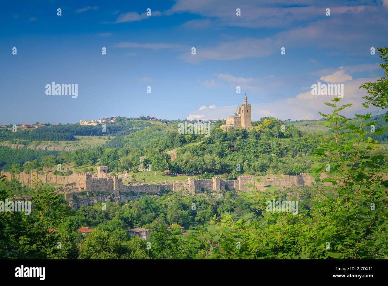 Splendida vista panoramica dell'antica fortezza nella città vecchia di Veliko Tarnovo, Bulgaria Foto Stock