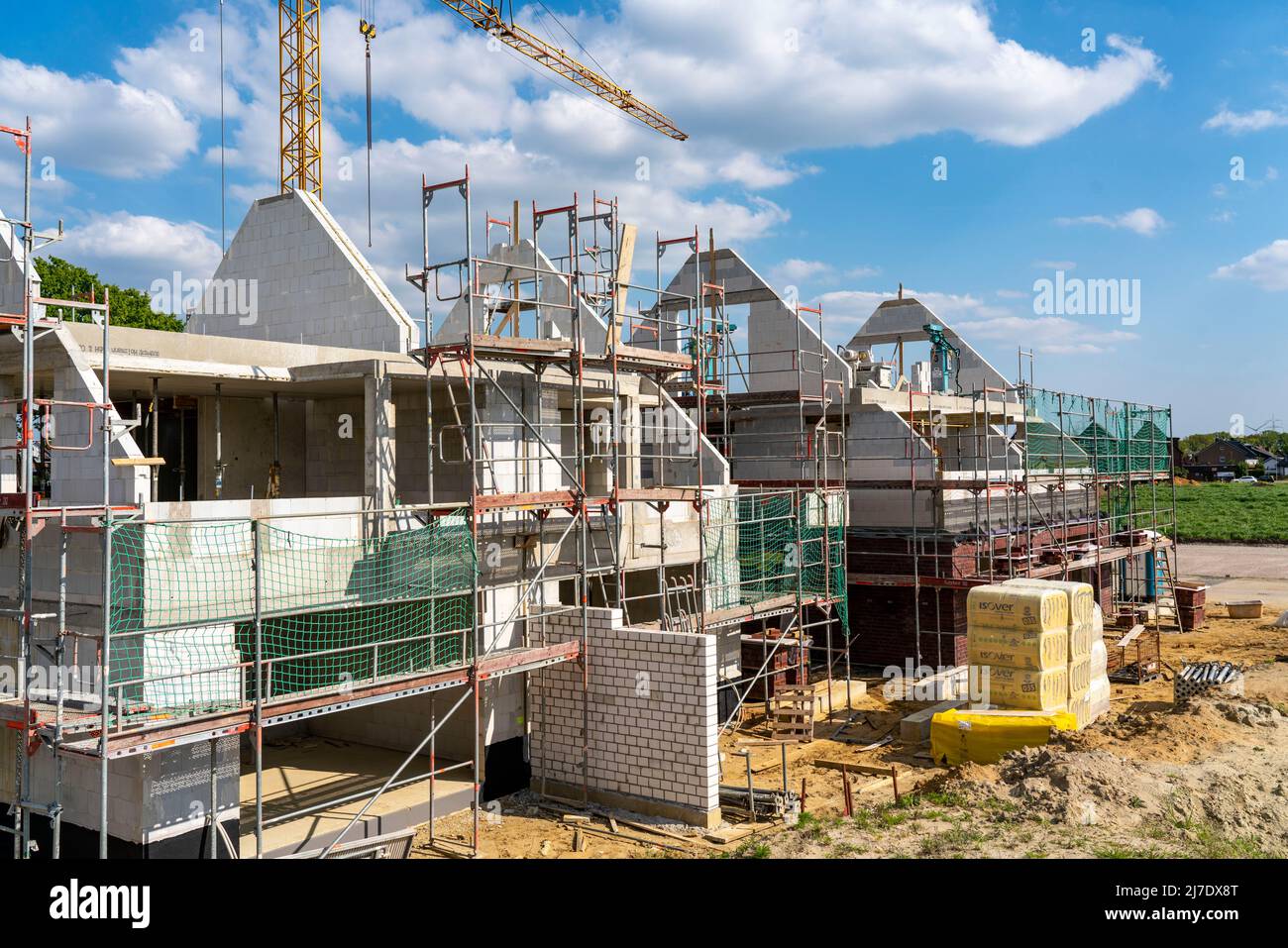Nuova costruzione di edifici residenziali, 27 case semi-indipendenti e terrazzate, costruzione di conchiglie, progetto residenziale a Bottrop, NRW, Germania Foto Stock