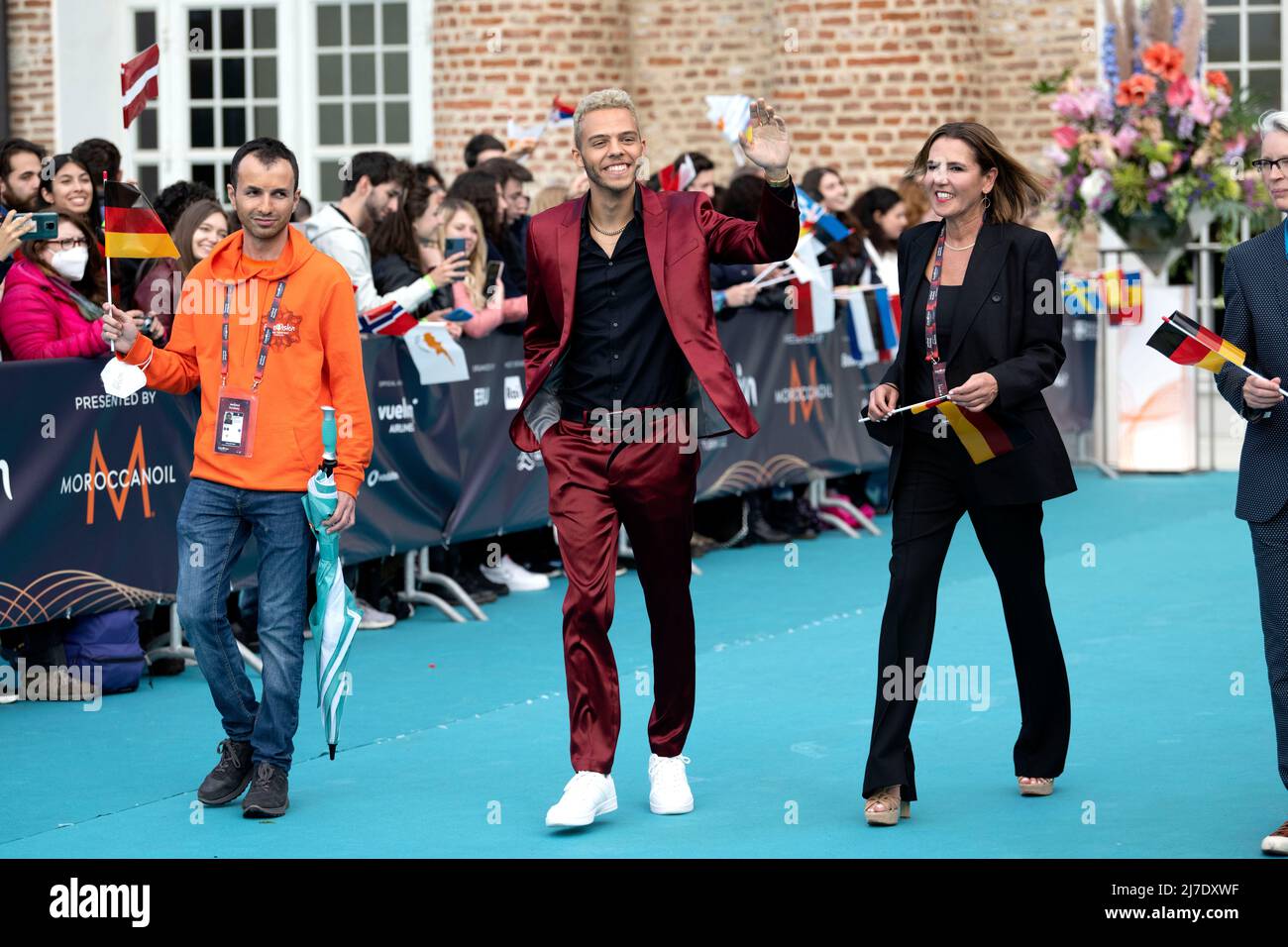 TORINO 20220508 Malik Harris dalla Germania si pone sul tappeto turchese durante la cerimonia di apertura del Concorso Eurovisione Song 2022 a Torino. Foto Jessica Gow / TT code 10070 Foto Stock