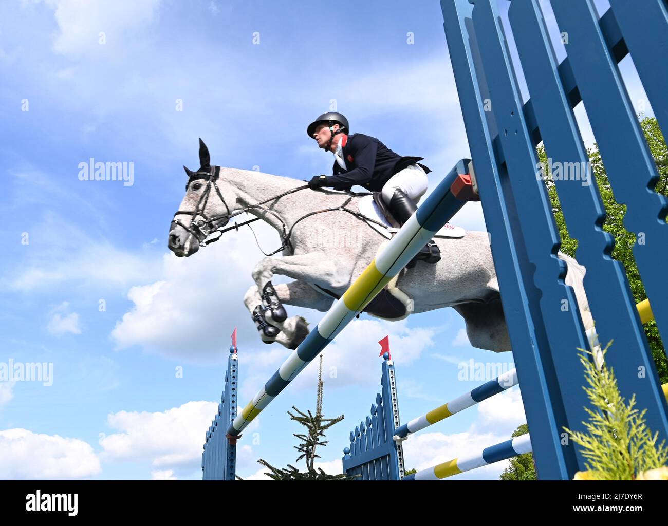 Badminton Estate, Gloucestershire, Inghilterra; 8th maggio 2022, 8th maggio 2022, Badminton Estate, Gloucestershire, Inghilterra; Mars Equestrian Badminton Horse Trials, giorno 5; Oliver Townend equitazione classe BALLAGHMOR durante lo show jumping test il giorno cinque dei 2022 Badminton Horse Trials Foto Stock