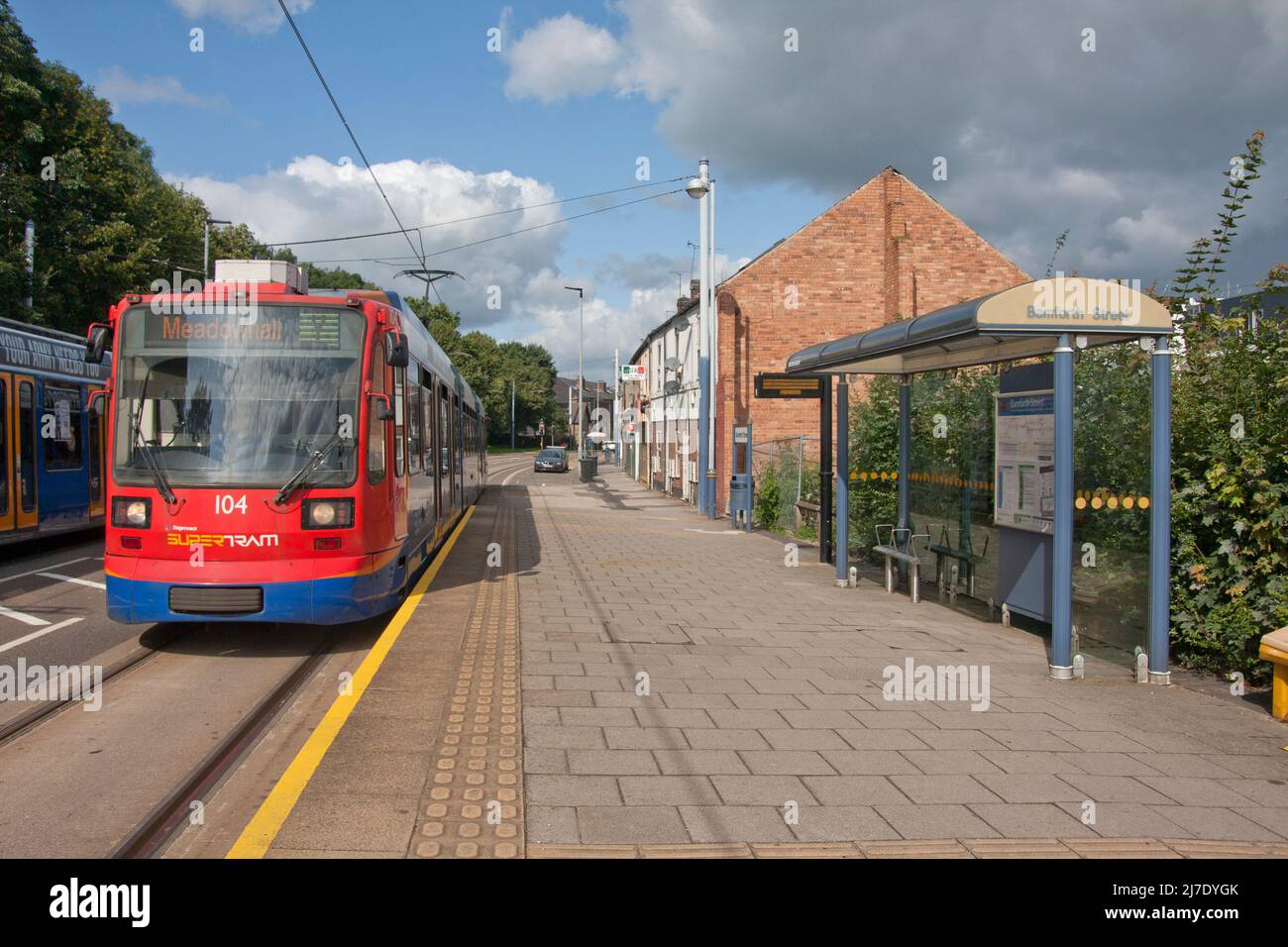 Supertram di Sheffield alla fermata di Bambforth Street, Langsett Road vicino a Hillsborough, South Yorkshire Foto Stock