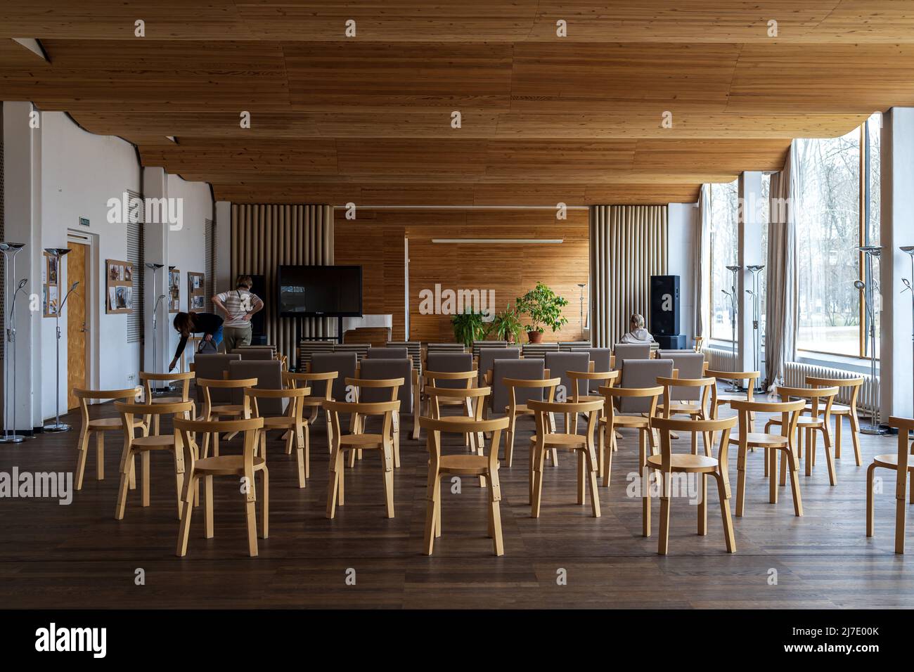 VYBORG, RUSSIA - 28 aprile 2022: Foto del soffitto acustico ondulato della sala delle conferenze della biblioteca di Alvar Aalto. Foto Stock