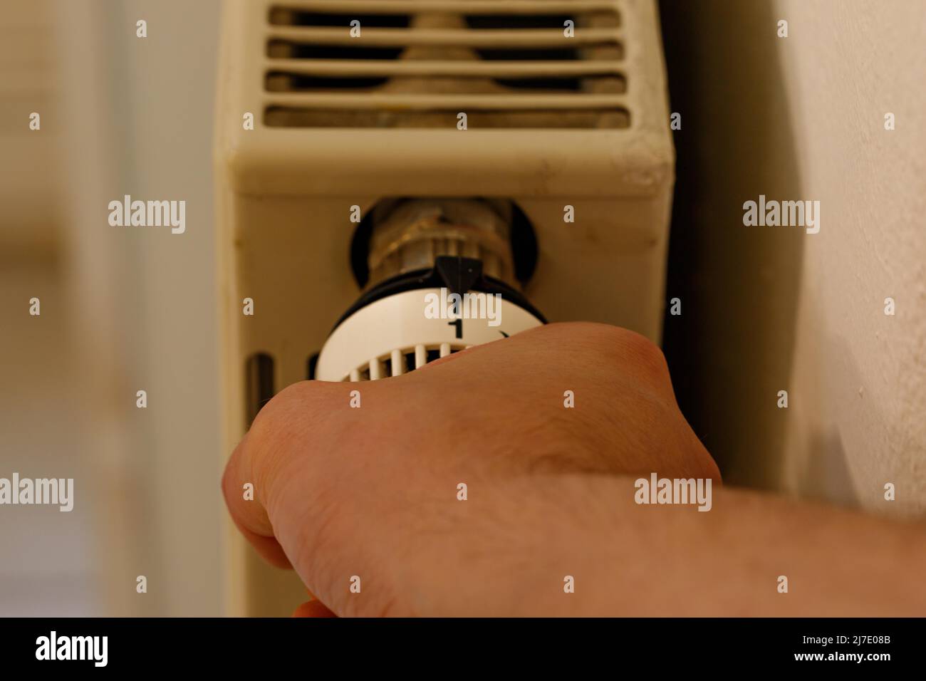 Termostato di un riscaldatore al livello 1 per risparmiare energia. Foto Stock