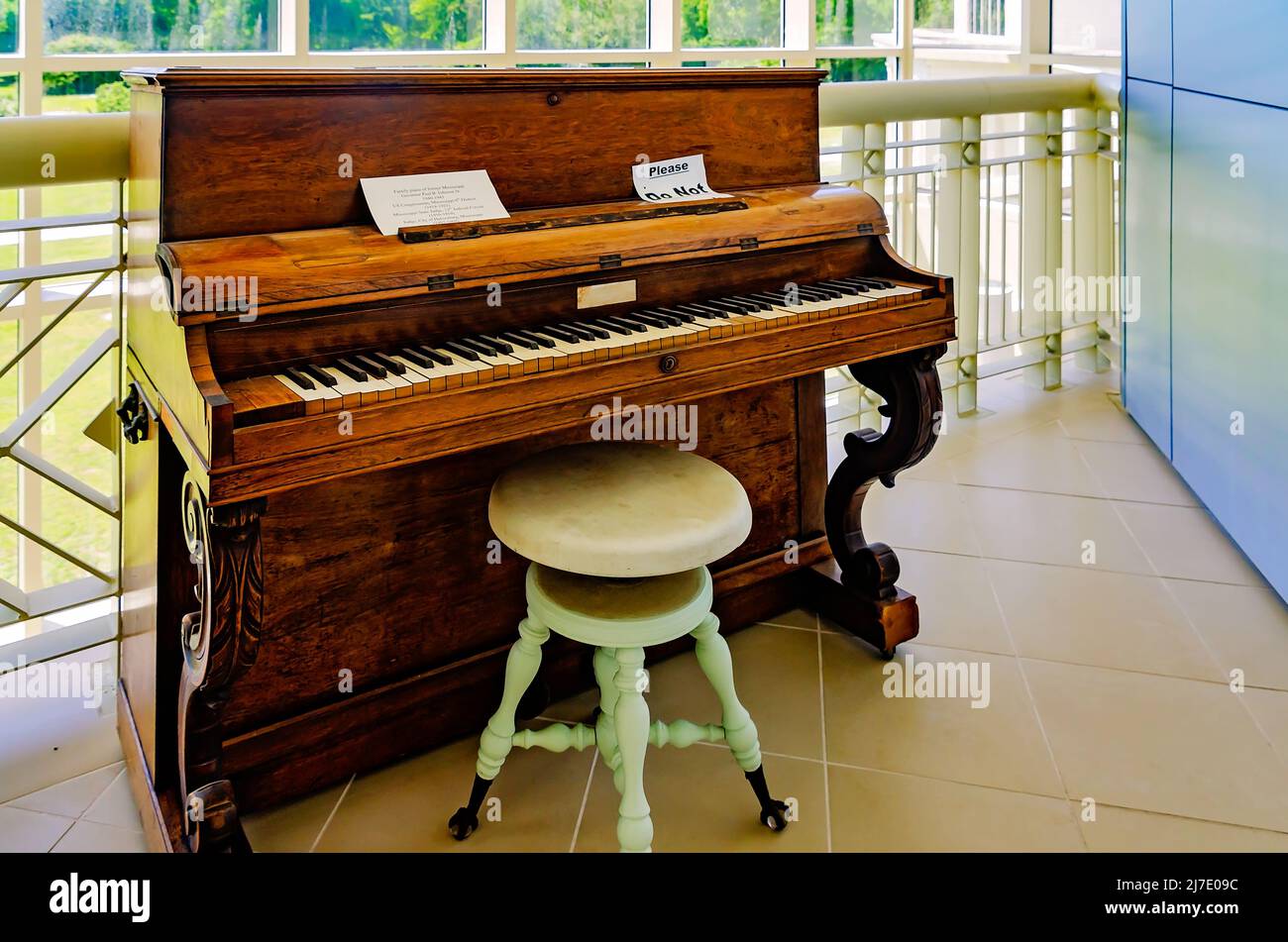 Un antico pianoforte verticale Pleyel è esposto alla Biblioteca presidenziale Jefferson Davis, il 24 aprile 2022, a Biloxi, Mississippi. Foto Stock