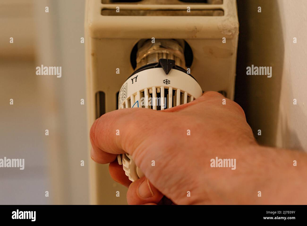 Termostato di un riscaldatore al livello 0 per risparmiare energia. Foto Stock