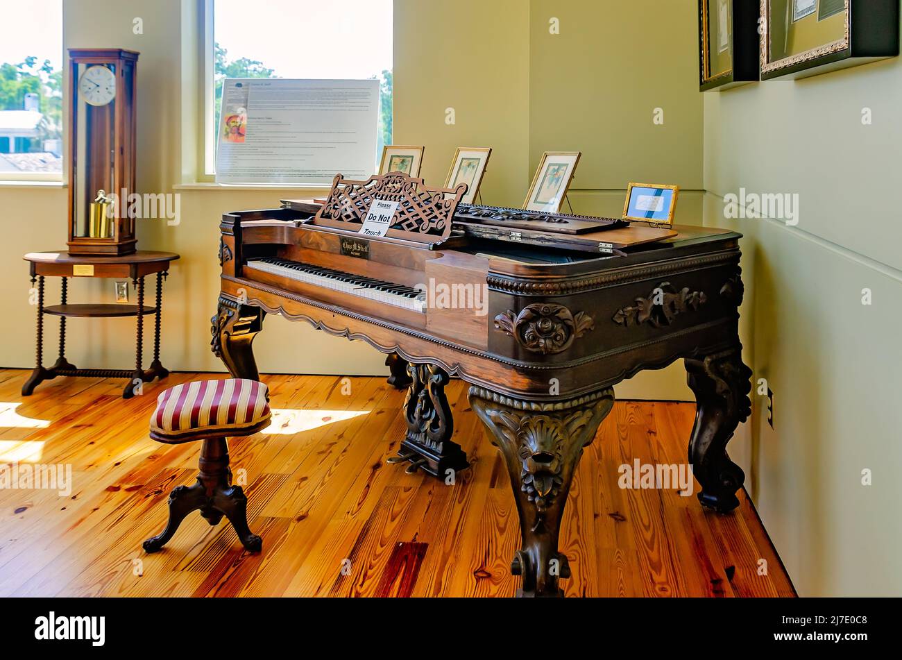Un antico pianoforte quadrato di Stieff è esposto alla Biblioteca Presidenziale Jefferson Davis, il 24 aprile 2022, a Biloxi, Mississippi. Foto Stock