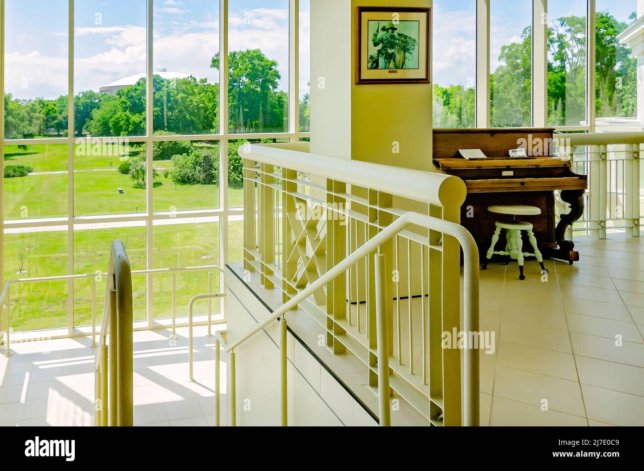 Un antico pianoforte verticale Pleyel è esposto alla Biblioteca presidenziale Jefferson Davis, il 24 aprile 2022, a Biloxi, Mississippi. Foto Stock