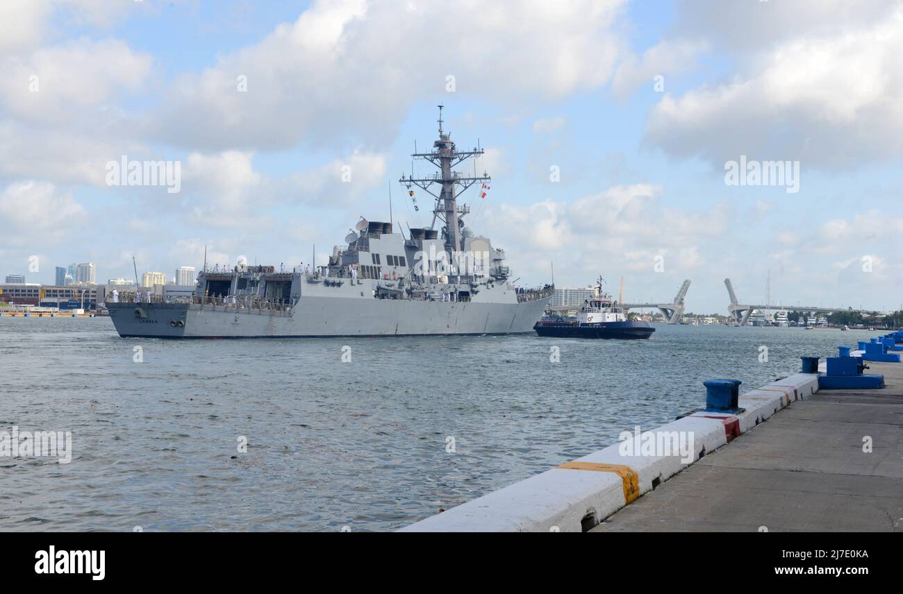 FORT LAUDERDALE, Florida (8 maggio 2022) - il cacciatorpediniere missilistico guidato di classe Arleigh Burke USS Lassen (DDG 82) parte Fleet Week Port Everglades, 8 maggio 2022. Le settimane della flotta sono progettate per mostrare agli Americani gli investimenti che hanno fatto nella loro Marina ed aumentare la consapevolezza del ruolo e dello scopo della Marina nella nostra difesa nazionale. (STATI UNITI Foto Navy di Jacob Sippel/Released) Foto Stock