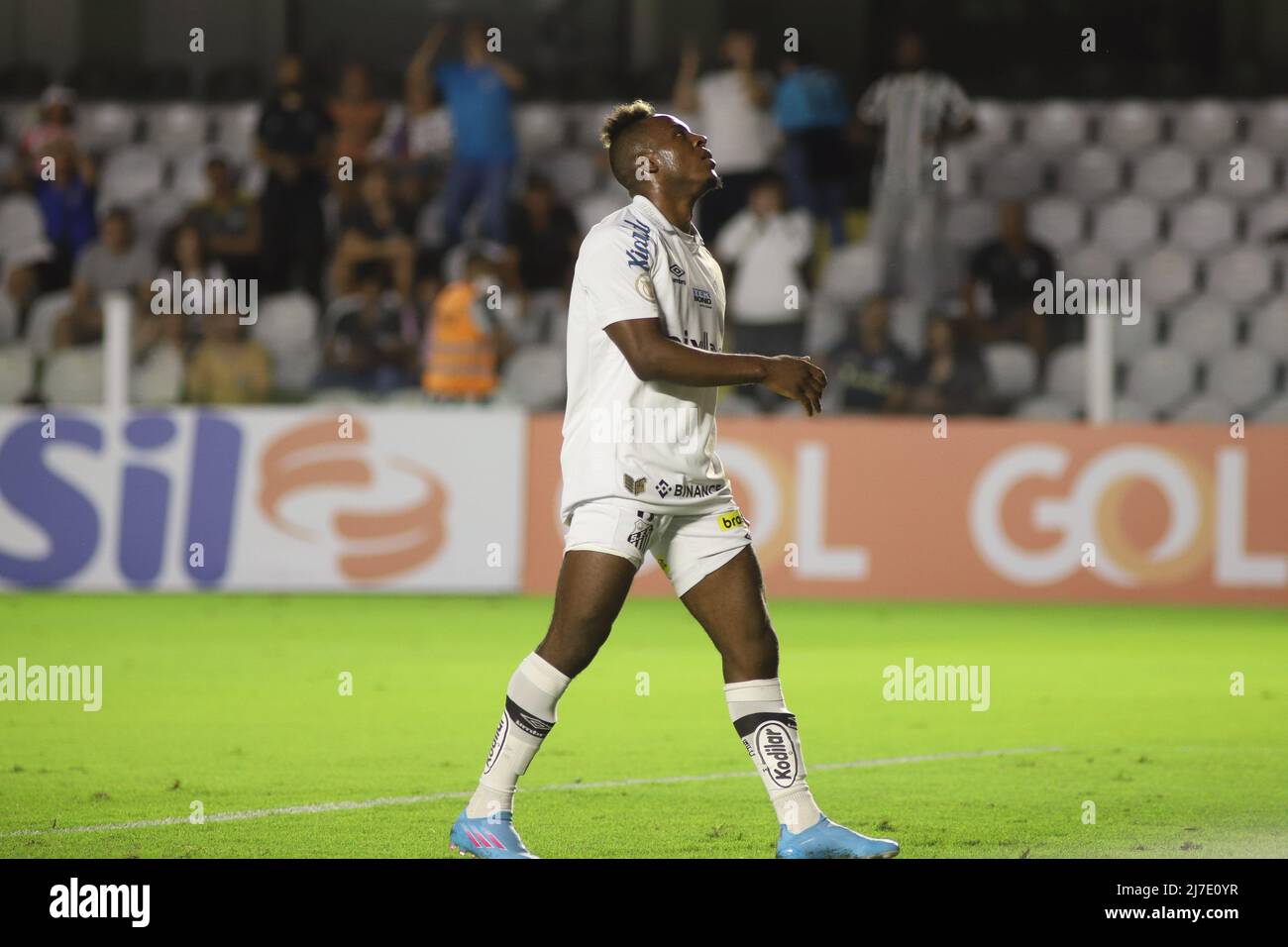 SP - Santos - 05/08/2022 - BRASILIANO A 2022, SANTOS X CUIABA - il giocatore Santos Jhojan Julio si rammarica di aver perso occasione durante una partita contro Cuiaba allo stadio Vila Belmiro per il campionato brasiliano A 2022. Foto: Fernanda Luz/AGIF/Sipa USA Foto Stock