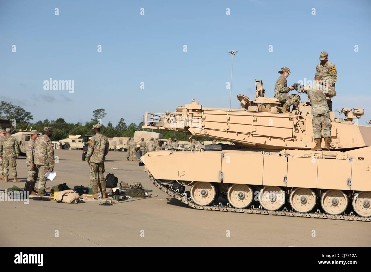 I soldati dell'Esercito degli Stati Uniti partecipano alle attività di estrazione dei veicoli il secondo giorno della Coppa Sullivan, a Fort Benning, GA., 26 aprile 2022. Durante il giorno 2, gli equipaggi della Sullivan Cup hanno una disposizione delle attrezzature, disegna veicoli e conduce PMC (Preventive Maintenance Cheques), per garantire che i loro veicoli saranno pronti per la gara. (STATI UNITI Foto dell'esercito di Sgt. Reginald Harvey) Foto Stock