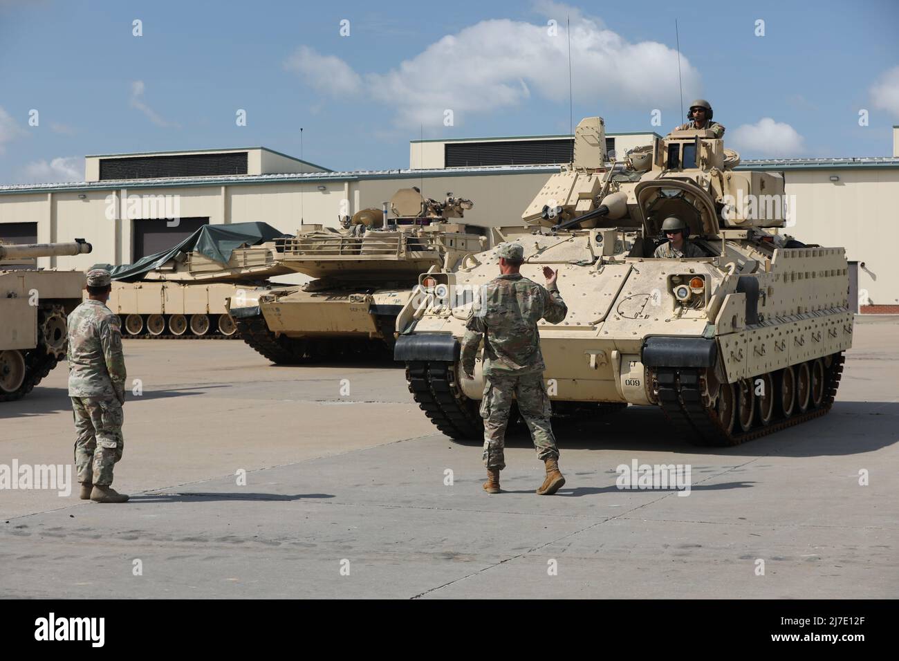 I soldati dell'esercito degli Stati Uniti posizionano un Bradley durante le attività di pesca del veicolo il secondo giorno della Coppa Sullivan, a Fort Benning, GA., 26 aprile 2022. Durante il giorno 2, gli equipaggi della Sullivan Cup hanno una disposizione delle attrezzature, disegnano veicoli e conducono PMC, per garantire che i loro veicoli saranno pronti a esibirsi per la competizione. (STATI UNITI Foto dell'esercito di Sgt. Reginald Harvey) Foto Stock