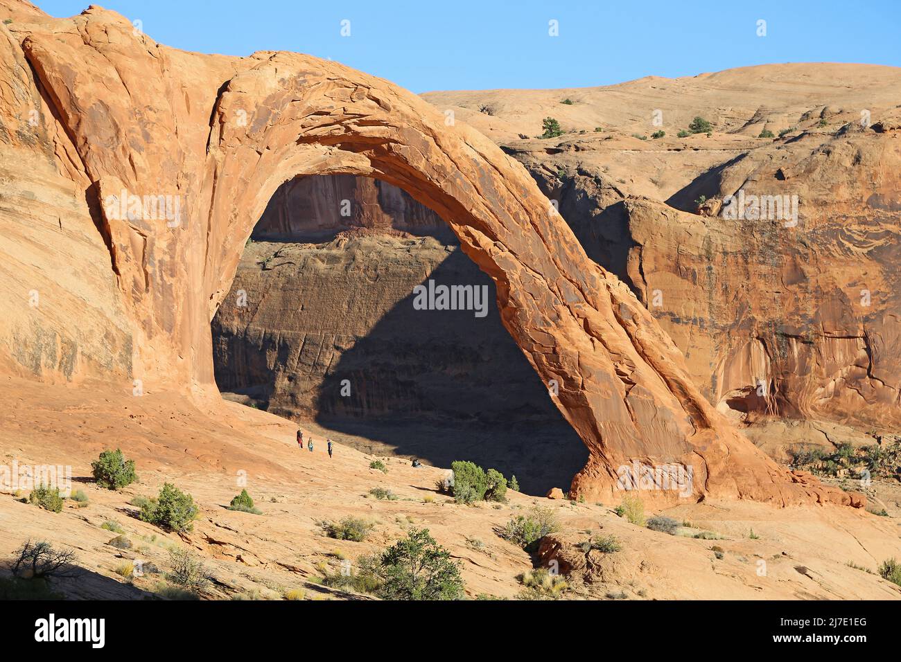 Turisti sotto l'arco di Corona - Foto Stock