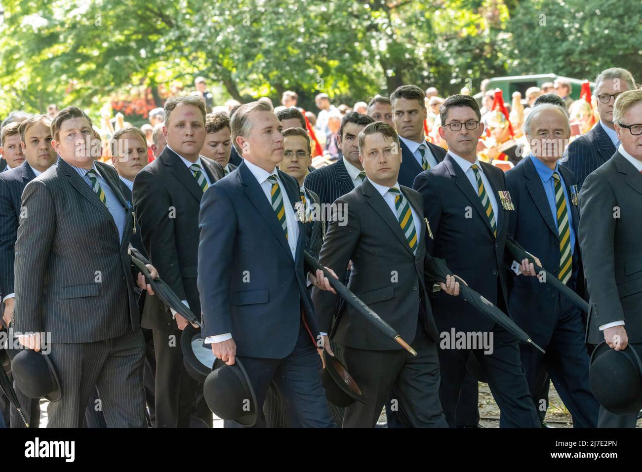 Londra, Regno Unito - 8 maggio 2022, i membri di un'associazione regimental marzo durante la sfilata annuale e il servizio della associazione combinata dei vecchi compagni di Cavalry al Memoriale di Cavalry adiacente al Bandstand di Hyde Park. Sua altezza reale Principe Edoardo, Conte di Wessex, KG, GCVO, CD, ADC, Royal Honorary Colonel il Royal Wessex Yeomanry ha preso il saluto alla Parata annuale e servizio della associazione combinata Cavalry Old Comrades presso il Memoriale di Cavalry adiacente al Bandstand di Hyde Park. Foto Stock