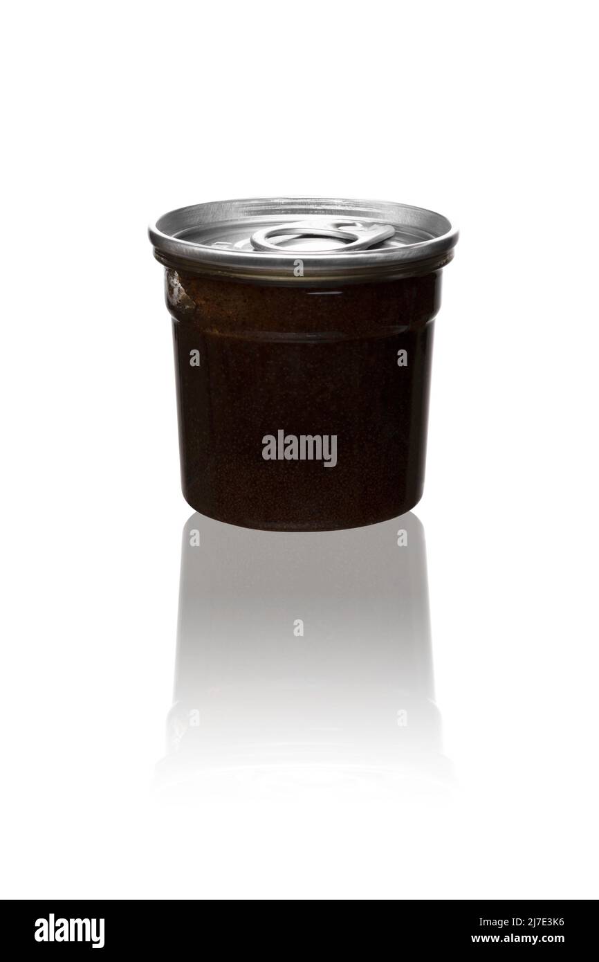 scrub al caffè marrone in vaso trasparente con coperchio in metallo su sfondo bianco isolato Foto Stock