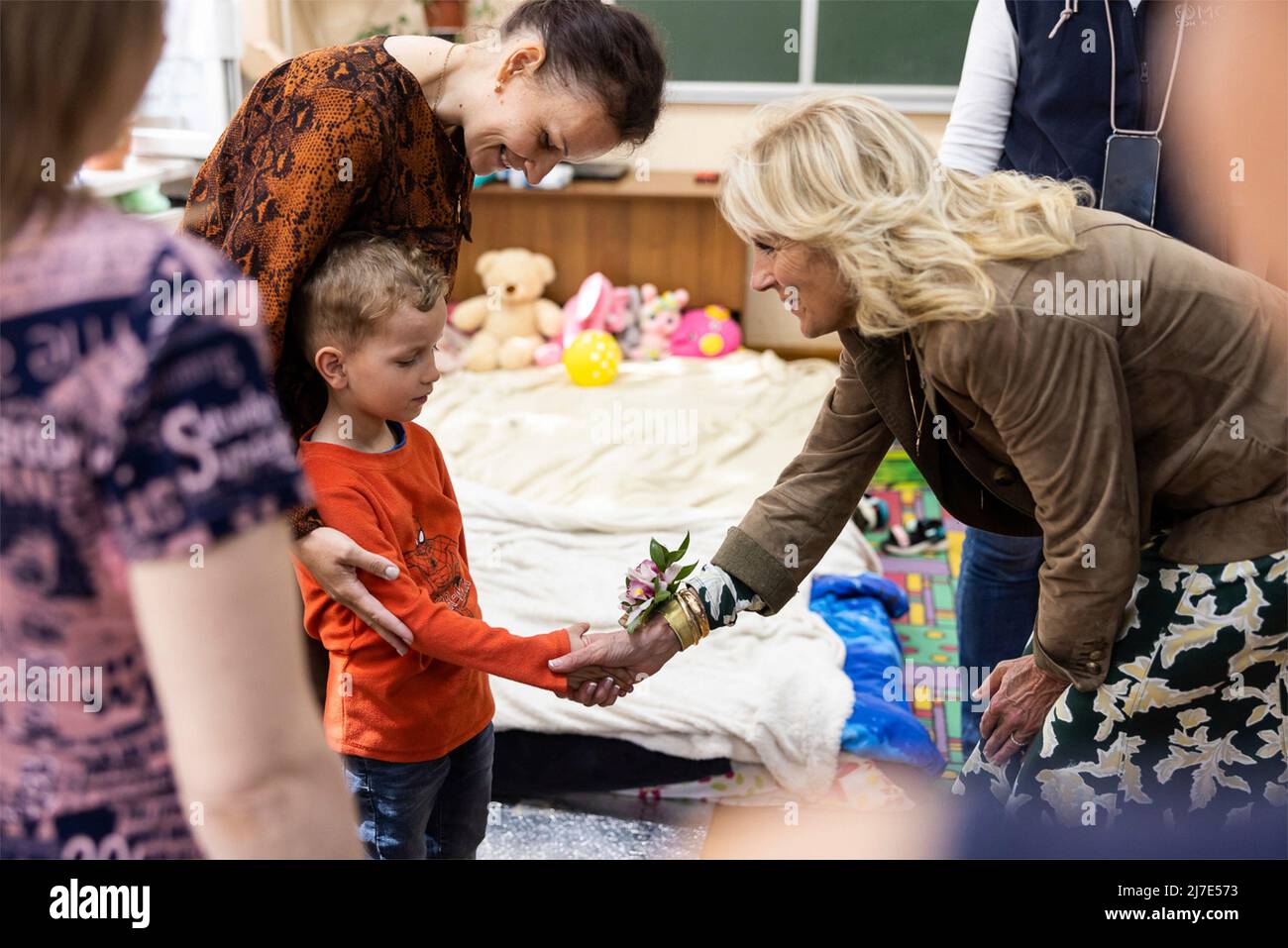 Uzhhorod, Ucraina. 08 maggio 2022. U.S. First Lady Jill Biden, a destra, saluta un bambino sfollato evacuato dall'invasione russa durante una visita ad un centro di sfollati interni con la First Lady Ucraina Olena Zelenska, alla Scuola #6, 8 maggio 2022 a Uzhhorod, Ucraina. Credit: Ukraine Presidency/Ukraine Presidency/Alamy Live News Foto Stock